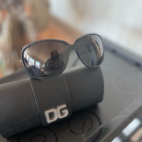 Dolce gabbana never worn sunglasses with case - Picture 3 of 3